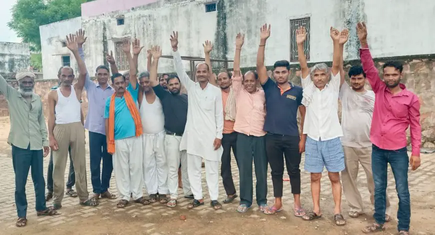 सूरौठ में राजकीय कन्या स्कूल को तोड़ने का विरोध, विद्यालय को दो पारियों में संचालित करने की मांग को लेकर किया  प्रदर्शन