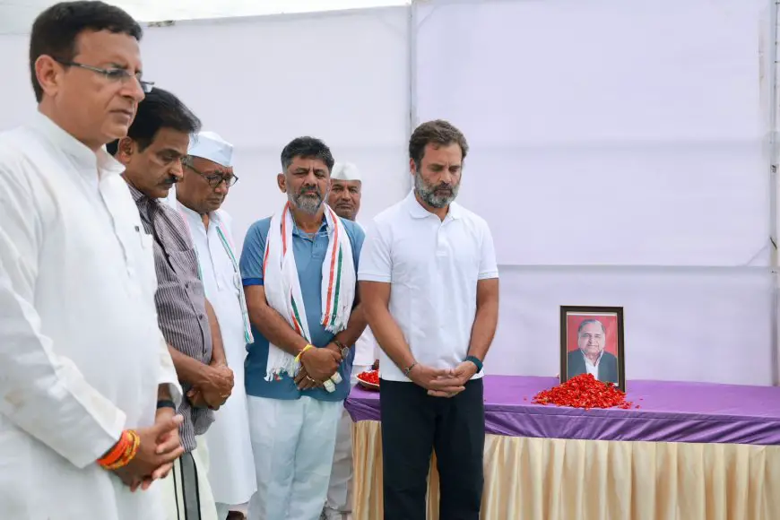 Mulayam Singh Yadav: भारत जोड़ो यात्रा के दौरान शोक सभा में मौन धारण कर मुलायम सिंह यादव जी को श्रद्धांजलि की अर्पित