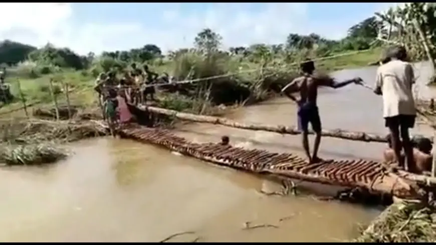 सरकार ने नहीं सुनी मांग तो आदिवासी समुदाय ने बनाया लकड़ी का पुल