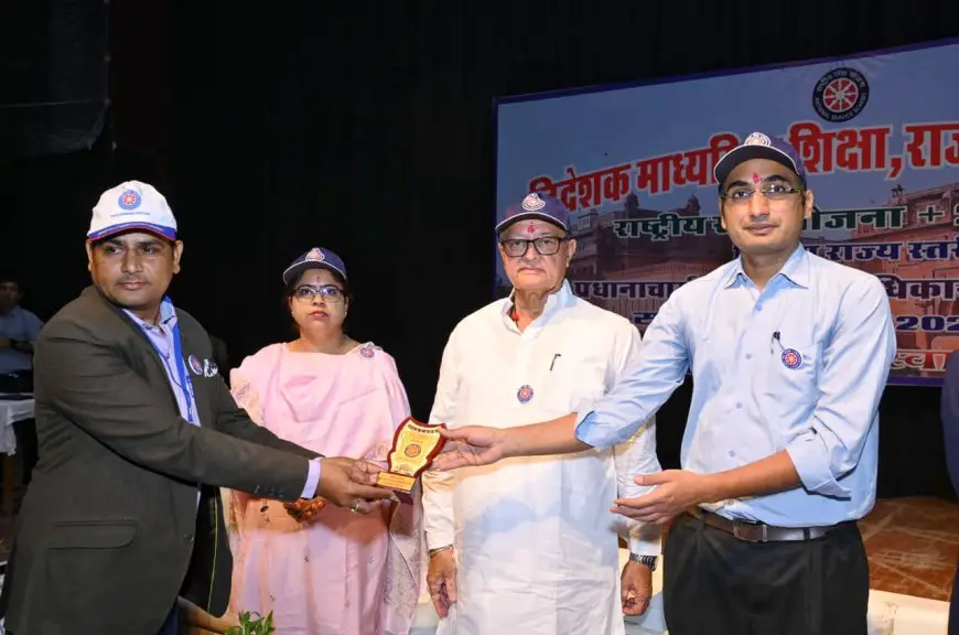 व्याख्याता विजय सिंह मीणा को शिक्षा मंत्री एवं निदेशक ने राज्य स्तरीय पुरस्कार से किया सम्मानित