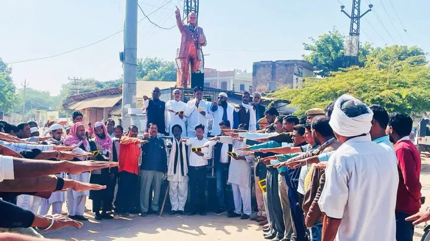 हिंडौन में प्रबुद्ध नागरिकों ने अंबेडकर प्रतिमा के समक्ष ली संविधान के शपथ