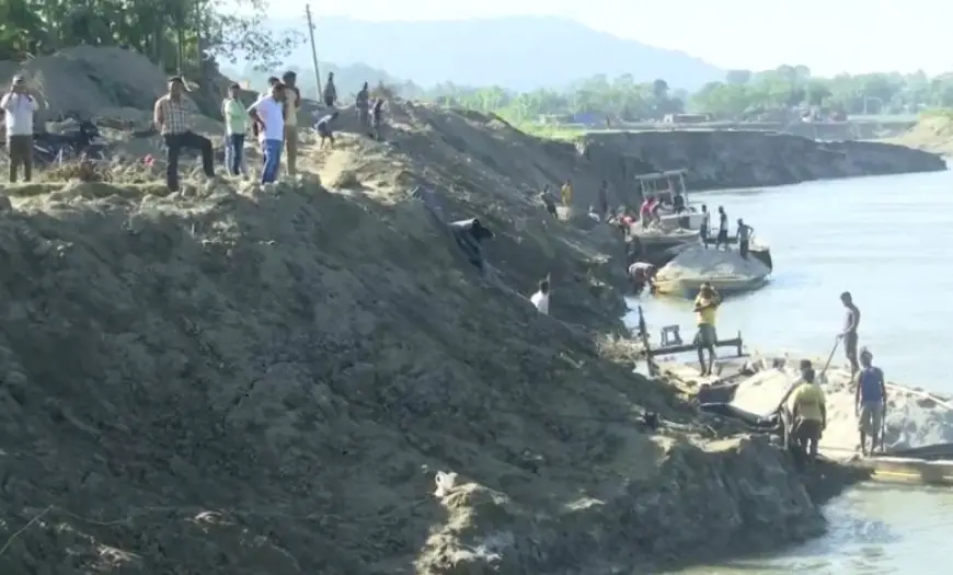 Assam News: ब्रह्मपुत्र नदी के कटाव से ग्रामीणों के घर बह गए