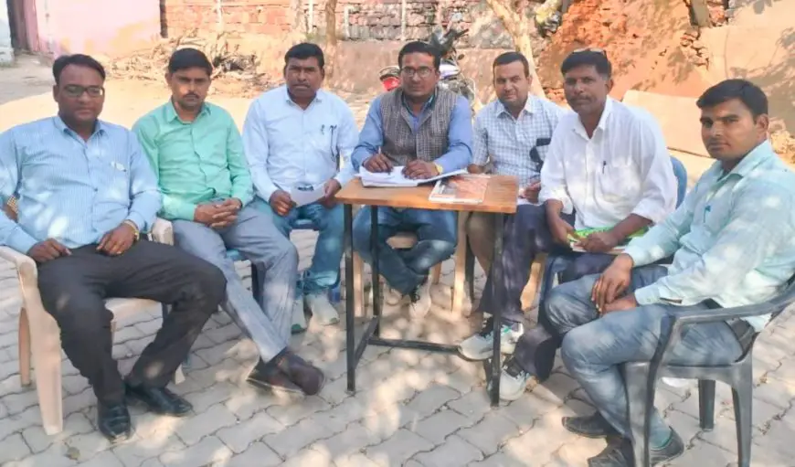 सूरौठ में निर्वाचन विभाग के सुपरवाइजर ने ली बूथ लेवल अधिकारियों की बैठक