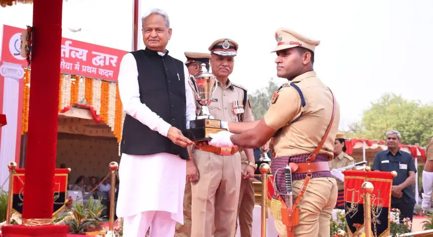 सूरौठ निवासी प्रशिक्षु डीएसपी को मुख्यमंत्री ने स्वॉर्ड ऑफ ऑनर पुरस्कार से किया सम्मानित