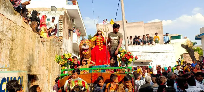 सूरौठ में दूसरे दिन भी रियासत कालीन परंपराओं के साथ निकली ईशर गणगौर की शोभा यात्रा
