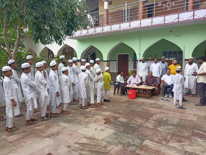 कुतुकपुर में मदरसे के छात्रों का ब्लॉक चिकित्सा अधिकारी के निर्देशन में किया गया स्वास्थ्य परीक्षण