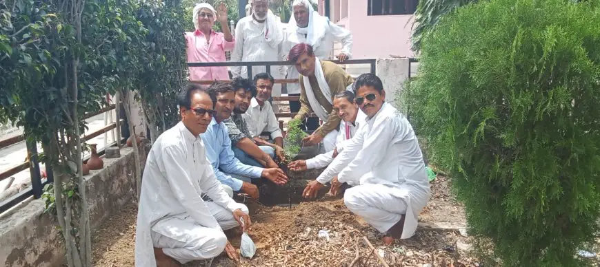 सूरौठ में आदिवासी दिवस पर संगोष्ठी आयोजित, मंदिर परिसर में किया पौधरोपण