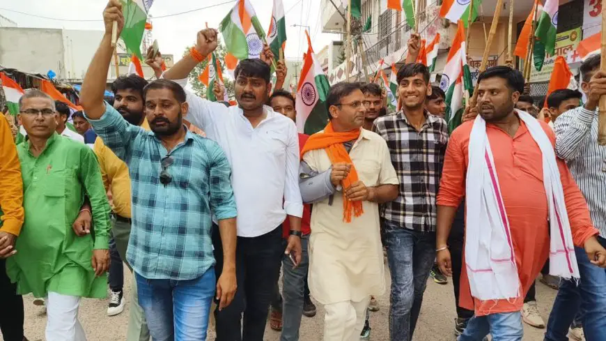 करौली में भाजपा नेता राजाराम गुर्जर के नेतृत्व में हर घर तिरंगा अभियान के तहत् निकाली गई रैली