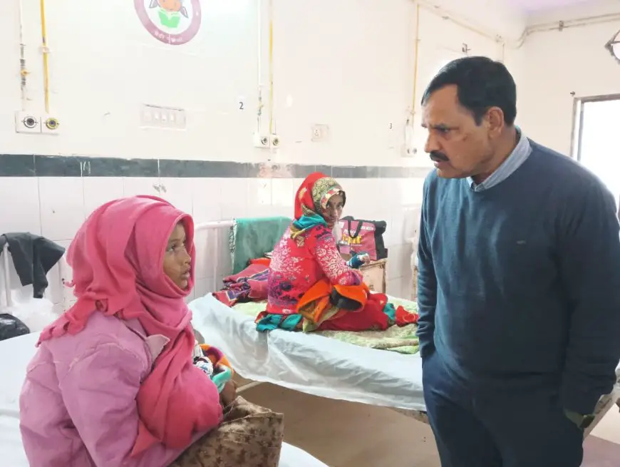 Bhartapur: संभागीय आयुक्त ने जनाना अस्पताल का किया औचक निरीक्षण